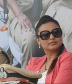 Rani Mukherjee snapped with Mumbai cops on 20th Aug 2014